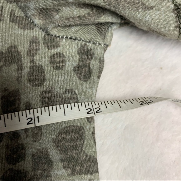 Shein green animal print short sleeve top size L. - Picture 5 of 8